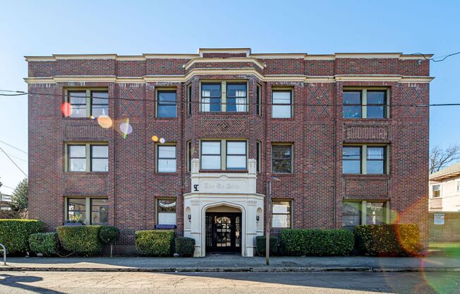 De Selm Apartments | Vintage Architecture with Fresh Modern Interiors