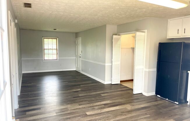 Welcome to this charming 1-bedroom, 1-bathroom home located in the vibrant community of Stockbridge, GA