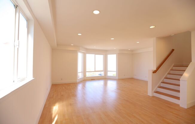 Bayview: Modern Townhome 4 bedroom 2 1/2 Bathroom w/Back Patio, Yard & 2 Car Garage