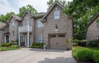 3 Bedroom 2.5 Bath Townhouse style Condo in Great Neck