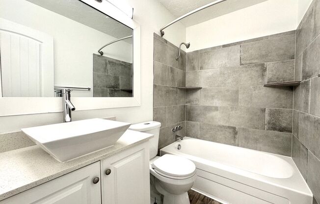 2 beds, 1 bath, 695 sqft, $1,555, Unit 2