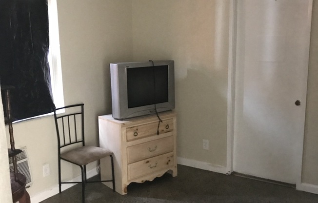 2 beds, 1 bath, 637 sqft, $1,683, Unit 2