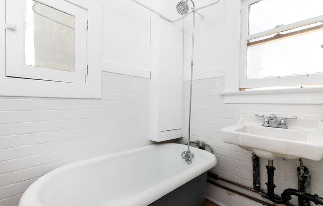 Studio, 1 bath, 300 sqft, $1,900, Unit Unit 6