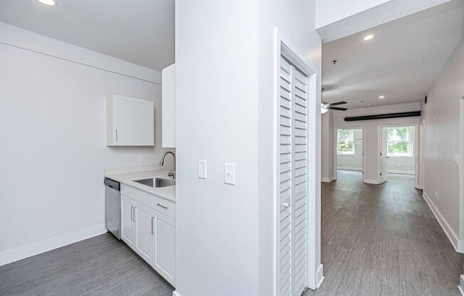 2 beds, 1 bath, 850 sqft, $2,100, Unit 113