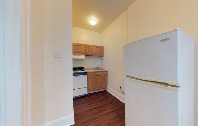 Studio, 1 bath, 296 sqft, $950, Unit 3-J