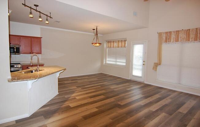 1711 CHATHAM LN