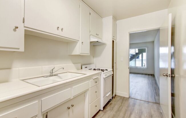 937 6th St in Santa Monica - North of Wilshire and 6 blocks to the beach!