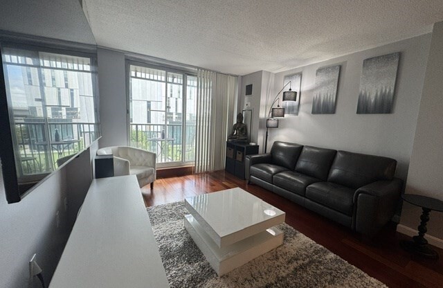 1 bed, 1 bath, 663 sqft, $3,300, Unit 528