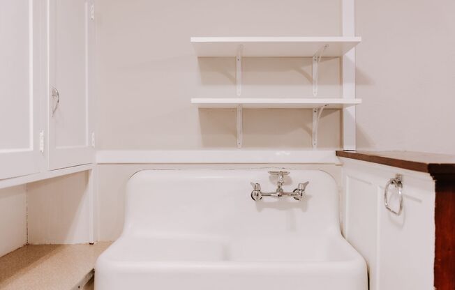 Studio, 1 bath, 449 sqft, $875, Unit Apt 5