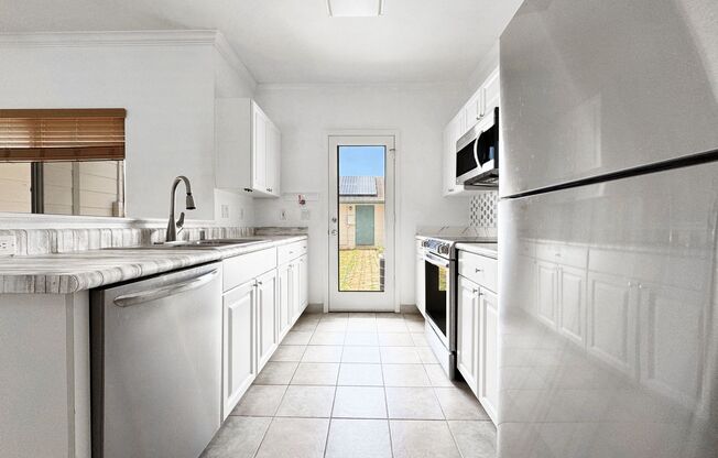 Pet Friendly Ewa Beach Townhouse with Central A/C