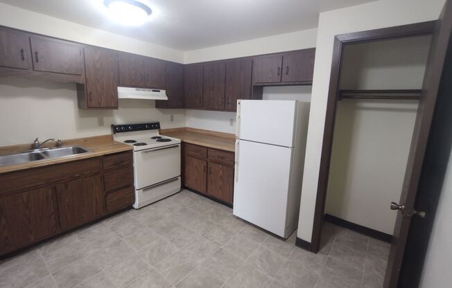 2 beds, 1 bath, 794 sqft, $1,139, Unit 1687-12