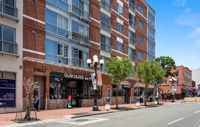 Expansive Gaslamp Quarter 1 bedroom + a bonus office, den, or workout area! Small Pet OK! 1 parking space included!