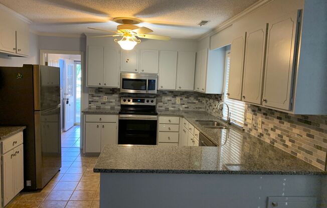 Lovely 3BR home in Raintree with fenced in yard!