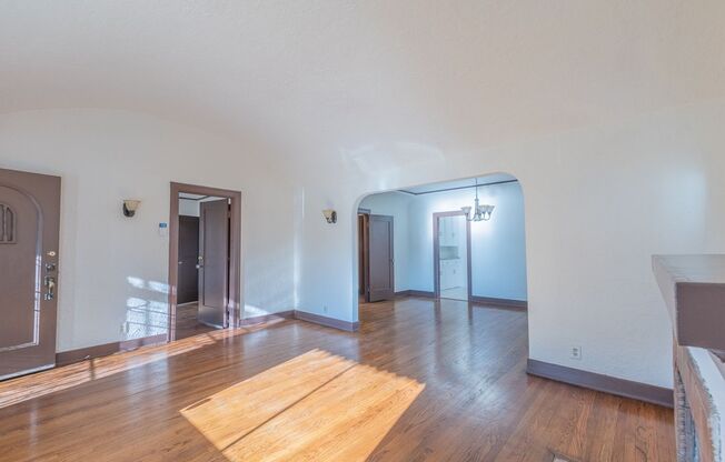 Beautiful 2 Bed +office, den garage, 1 Bath
