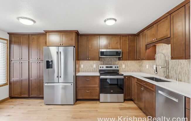 Modern 3 BD | 2.5 BA | 1,476 SF | 1-Car Garage | Solar Panels | Mountain View Community