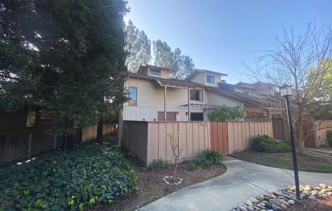 Very Spacious 2 Bedroom 2.5 Bath Townhouse- 1400sqft of living space. Near Fremont Bart & Central Park