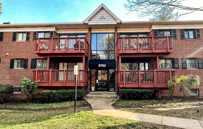 Gorgeous 3 Bedroom 2 Bathroom Unit With Sunroom In Serene Seminary Walk