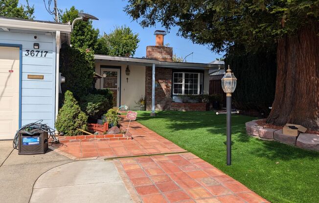 Beautiful 4 bedroom 2 bath home in Newark