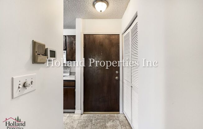 Charming 1-Bedroom Condo, close to shopping!