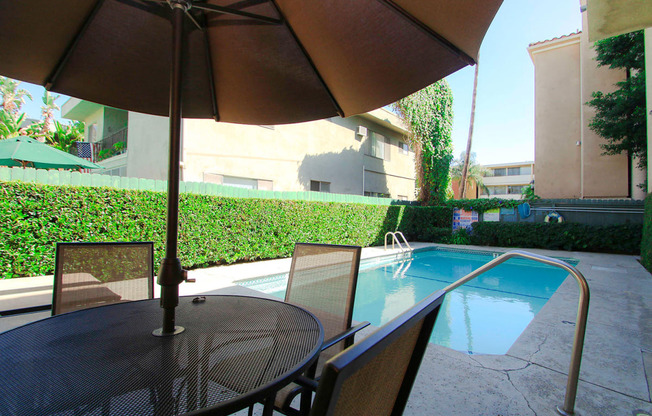 Picnic seating next to outdoor pool at Tilden 2 Apartments.