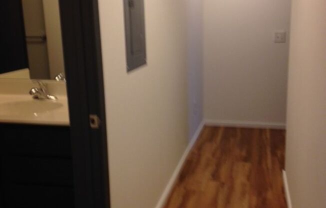 1 bed, 1 bath, 608 sqft, $1,160, Unit 909