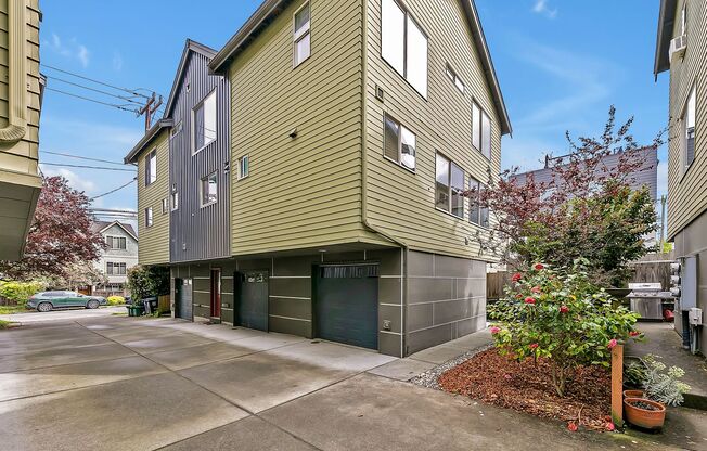Cheery & Bright Columbia City Townhome