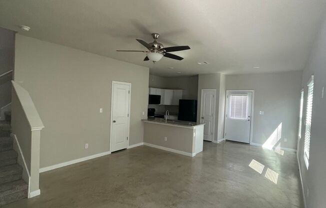 3 beds, 2.5 baths, $1,600, Unit 401