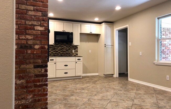 3 Bedroom / 2 Bath / 2 Car Garage and Carport!