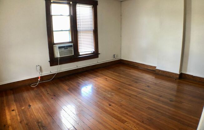 Studio, 1 bath, $725, Unit A