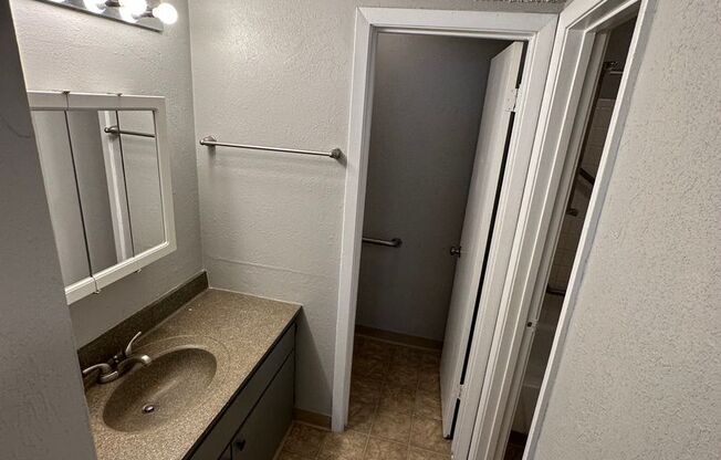 2 beds, 1.5 baths, 900 sqft, $920, Unit 605-202