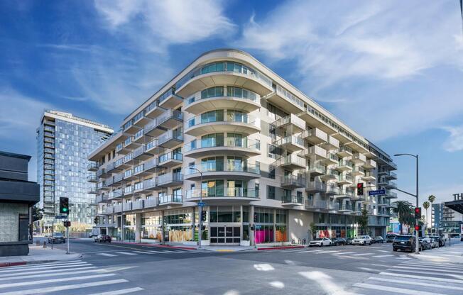With an address at 6220 Selma Avenue, Modera Argyle provides the best location to access all the entertainment and excitement you could ask for.