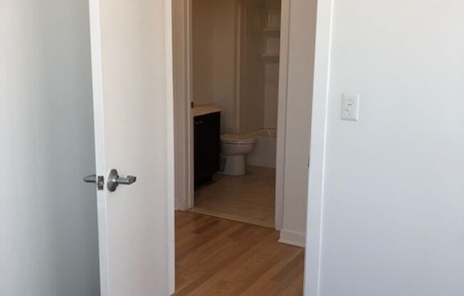 2 beds, 1 bath, 900 sqft, $1,999, Unit 200