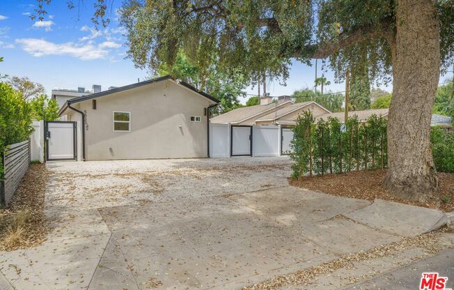 6837 YOLANDA AVE