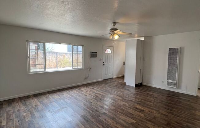 2 beds, 1 bath, 850 sqft, $1,300, Unit B