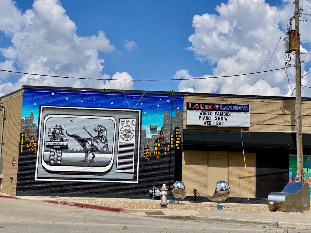 Louie Louie's Dueling Piano Bar on Elm St