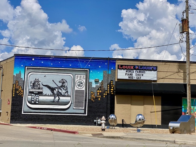 Louie Louie's Dueling Piano Bar on Elm St