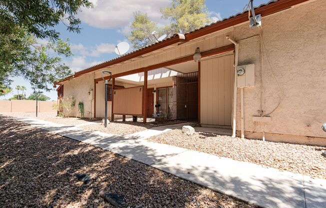 Single story one bedroom unit in community with pool for only $1000!