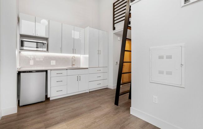 Studio, 1 bath, 310 sqft, $1,199, Unit 807