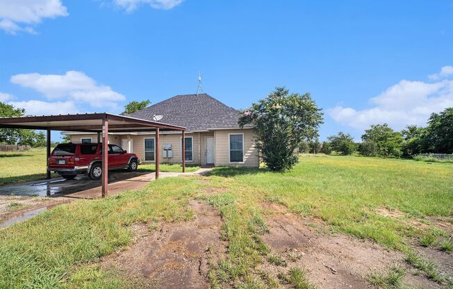 Beautifully Crafted 3 bed 2 bath duplex located in Weatherford, Tx.