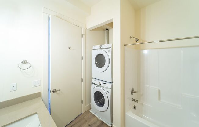 3 beds, 2 baths, 1,016 sqft, $2,299, Unit 1101