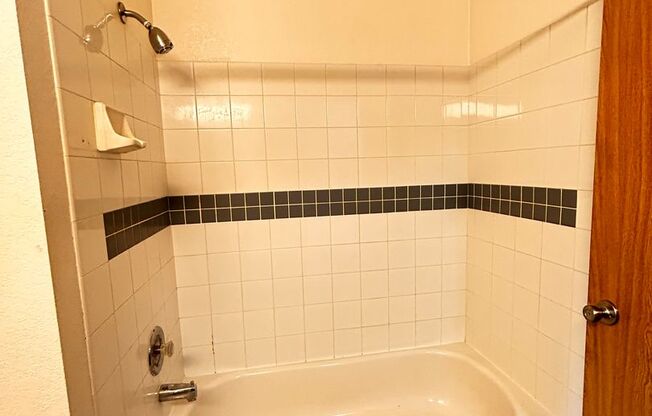 1 bed, 1 bath, 660 sqft, $1,250, Unit H - 074