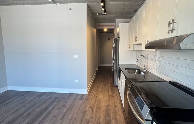Studio, 1 bath, 418 sqft, $1,900, Unit 952-801