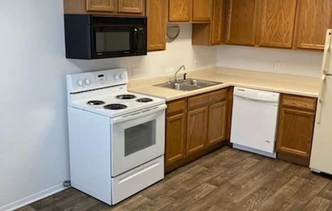 1 bed, 1 bath, 650 sqft, $825, Unit 390-01