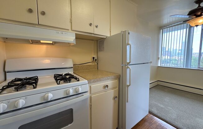 2 beds, 1 bath, 835 sqft, $1,295, Unit 712