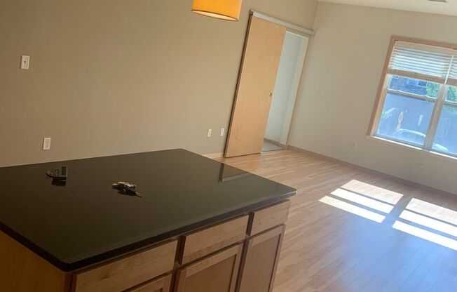 2 beds, 2 baths, 1,000 sqft, $1,395, Unit 212