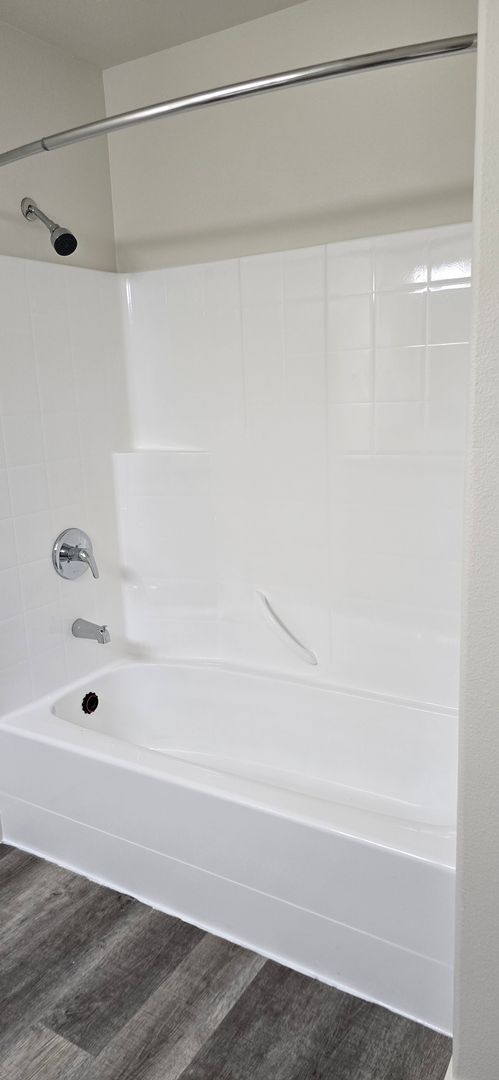 3 beds, 2 baths, 1,075 sqft, $2,050, Unit 213