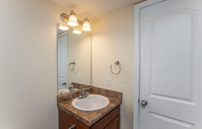 2 beds, 1 bath, 715 sqft, $918