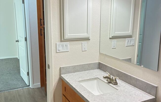 2 beds, 1 bath, 860 sqft, $1,850, Unit I-01