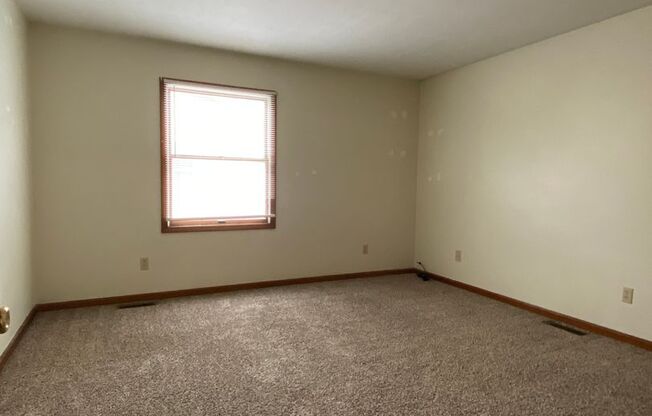 2 beds, 1 bath, $895, Unit APT. 3