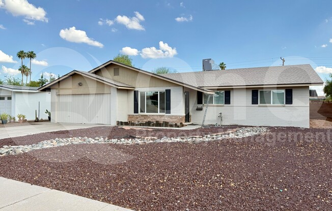 537 E LAGUNA DR
